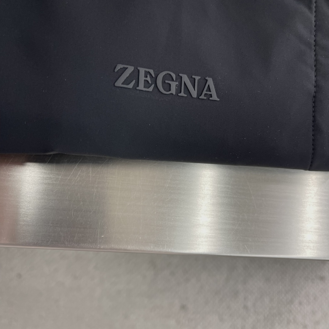 -Z zegn 新款立领马甲这款外套整体为休闲版型，无袖设计增添了搭配的多样性，衣身线条流畅，给予身体充