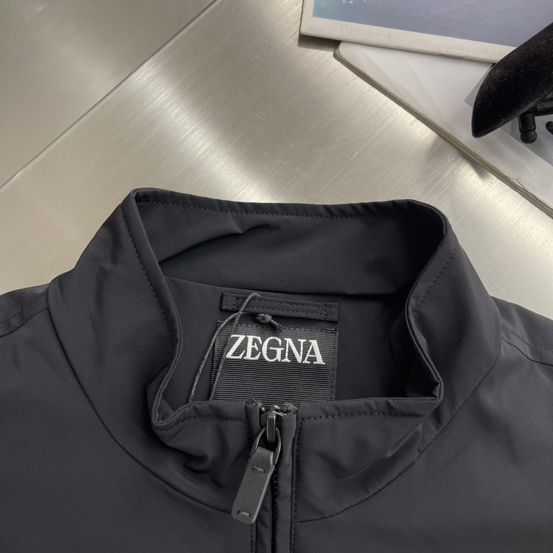 -Z zegn 新款立领马甲这款外套整体为休闲版型，无袖设计增添了搭配的多样性，衣身线条流畅，给予身体充