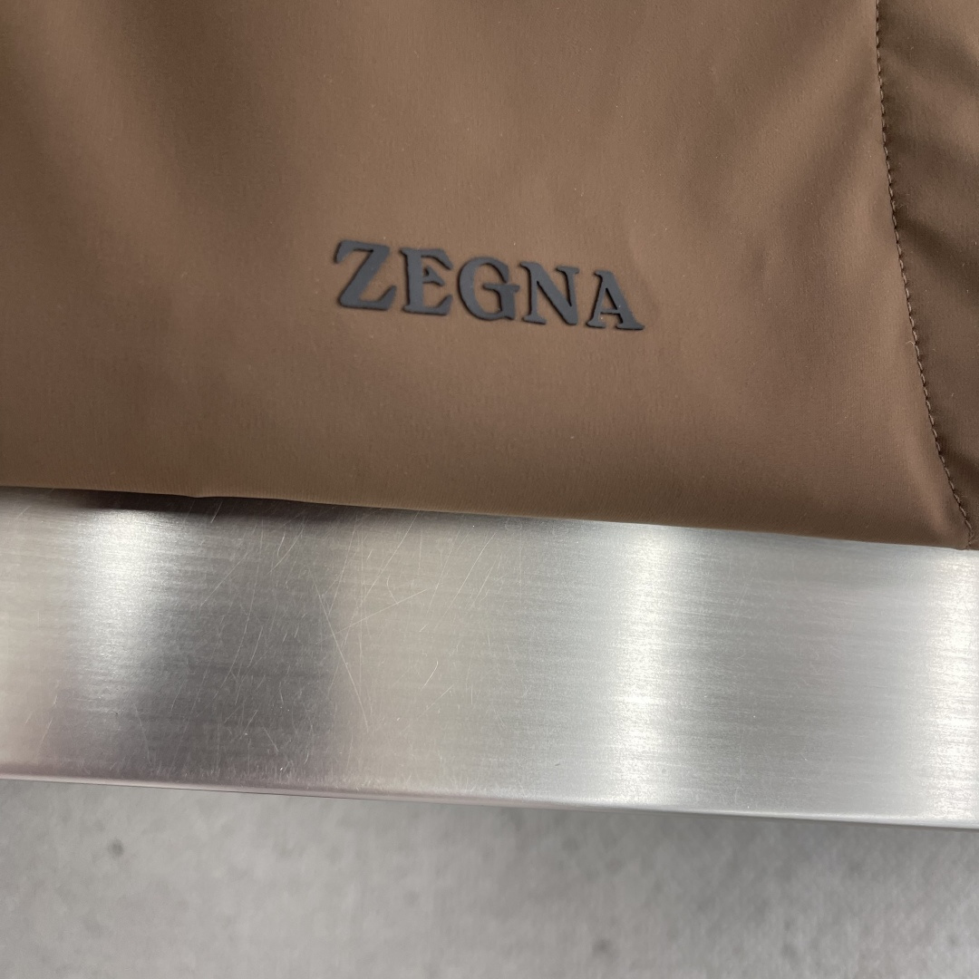 -Z zegn 新款立领马甲这款外套整体为休闲版型，无袖设计增添了搭配的多样性，衣身线条流畅，给予身体充