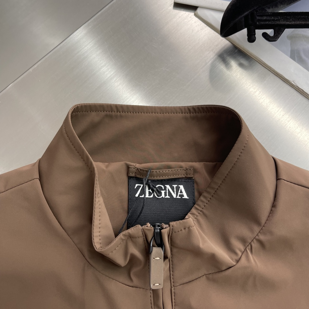 -Z zegn 新款立领马甲这款外套整体为休闲版型，无袖设计增添了搭配的多样性，衣身线条流畅，给予身体充
