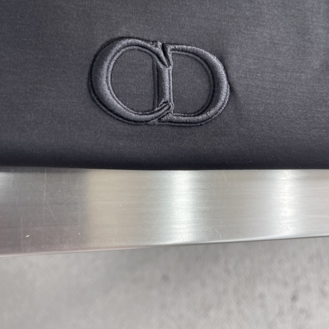 -Dio    基础款字母logo休闲圆领T。简约设计，高端订制。品牌logo绣花工艺，定制100支双面