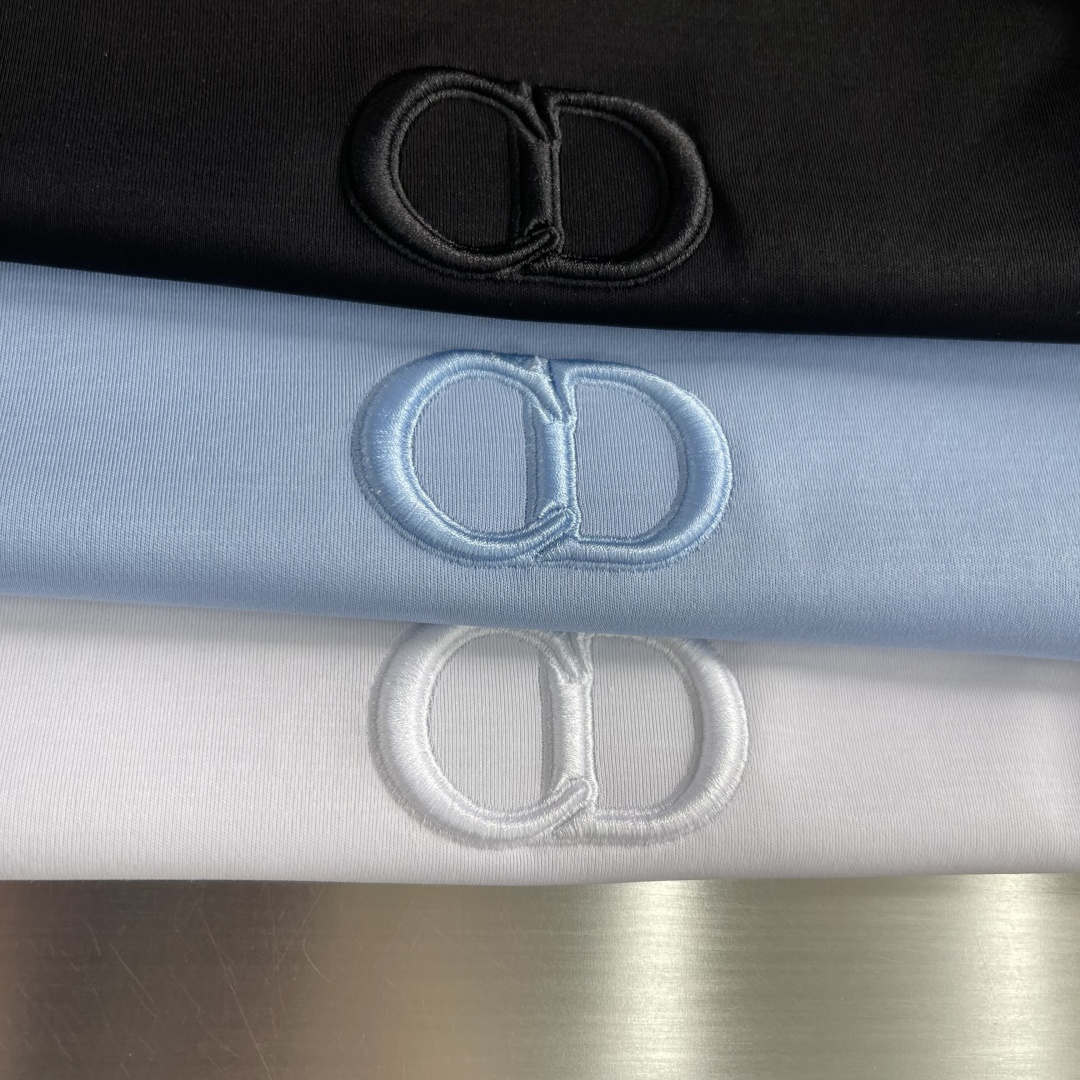 -Dio    基础款字母logo休闲圆领T。简约设计，高端订制。品牌logo绣花工艺，定制100支双面
