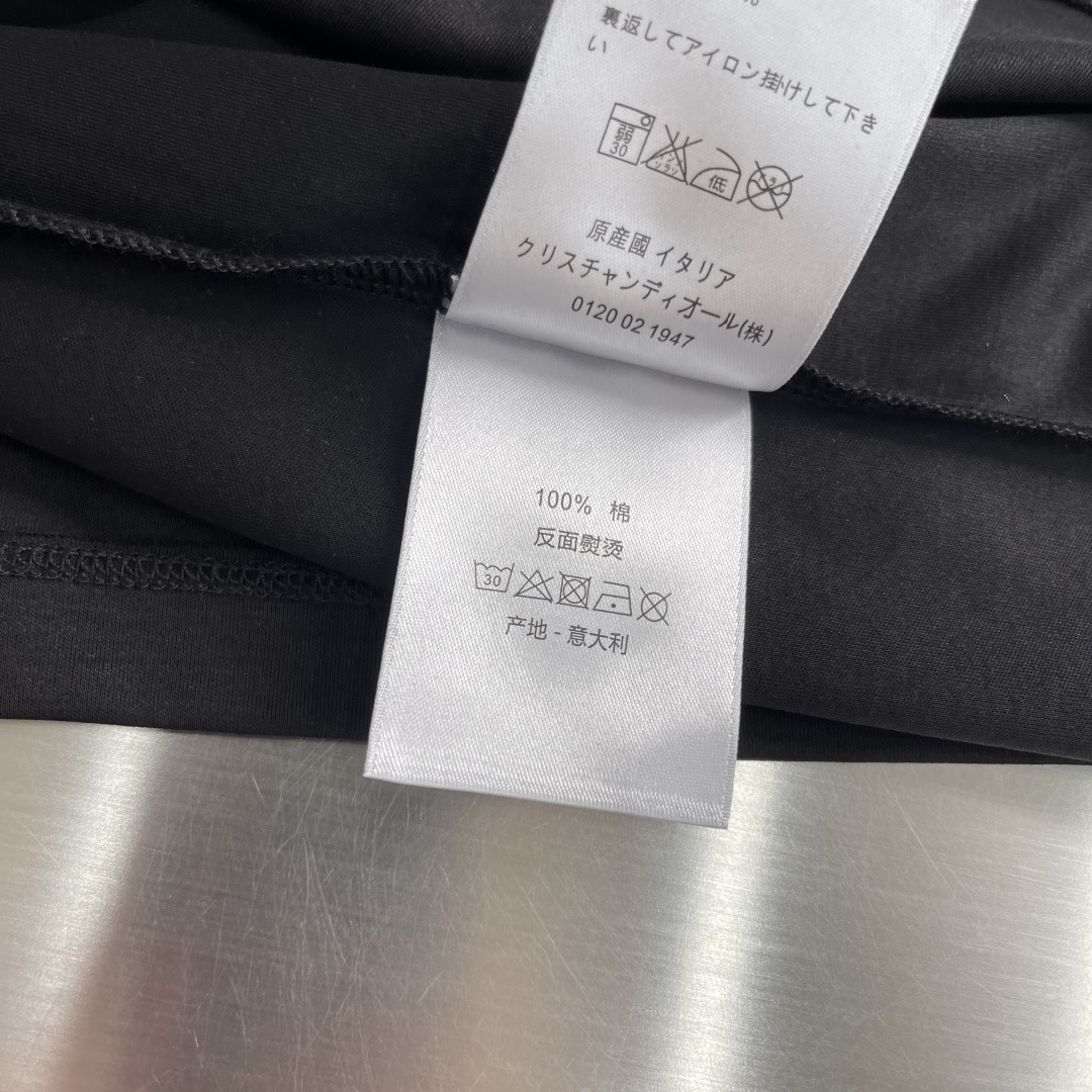 -Dio    基础款字母logo休闲圆领T。简约设计，高端订制。品牌logo绣花工艺，定制100支双面