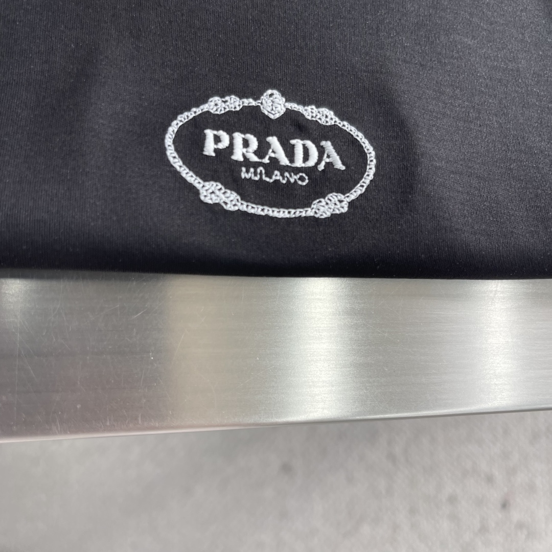 -PRAD     2026春夏新款休闲圆领短袖。简约设计，高端订制！品牌logo重工艺设计 高端定制1