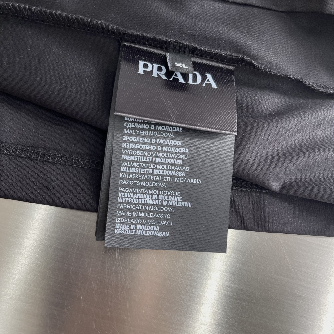 -PRAD     2026春夏新款休闲圆领短袖。简约设计，高端订制！品牌logo重工艺设计 高端定制1