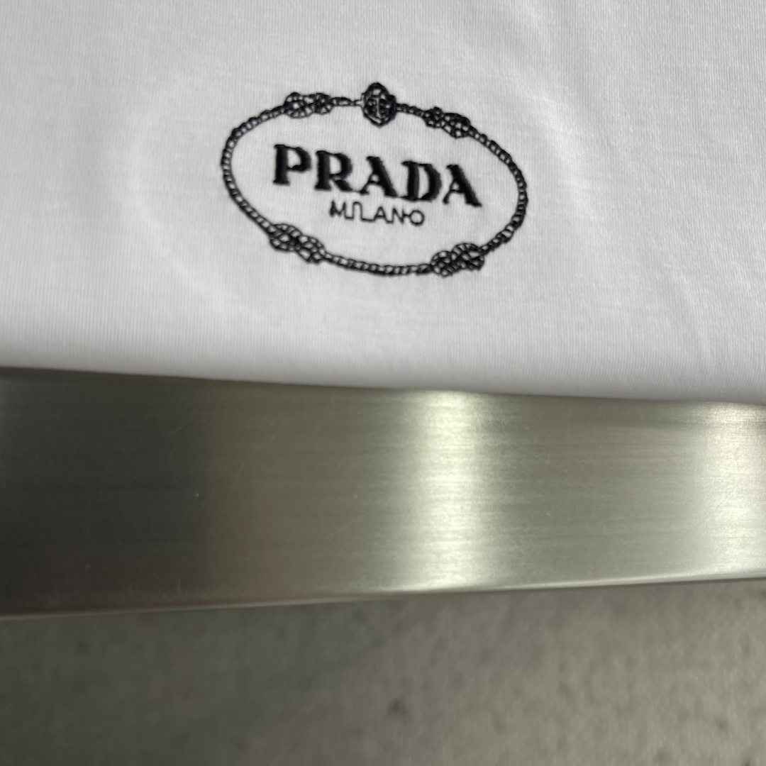 -PRAD     2026春夏新款休闲圆领短袖。简约设计，高端订制！品牌logo重工艺设计 高端定制1