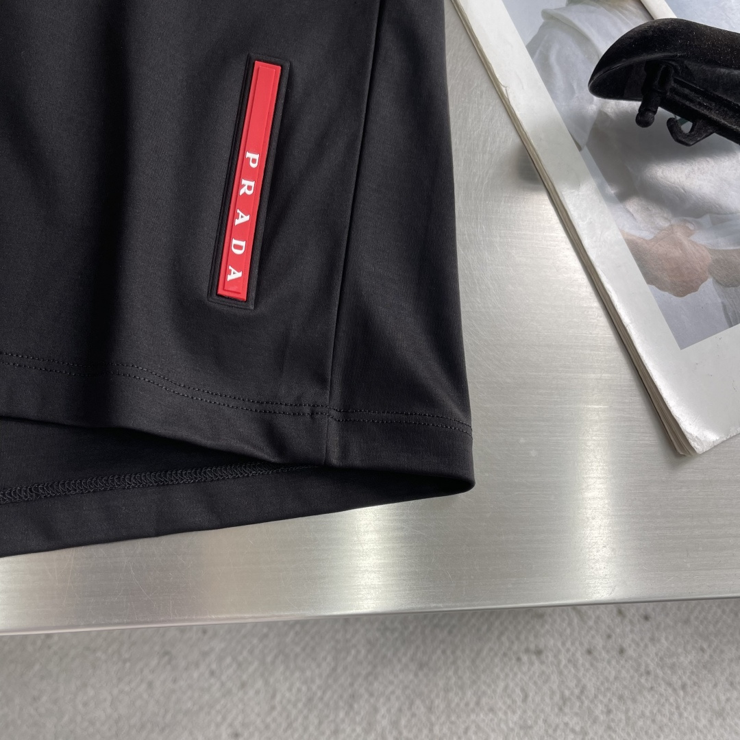 -PRAD 2026春夏新款圆领短袖 高端订制 简约设计！品牌logo重工艺设计 高端定制100支双面丝