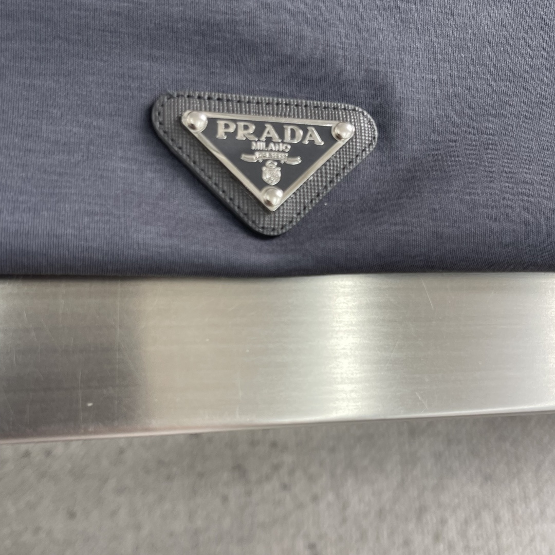 -PRAD 2026春夏新款圆领短袖 高端订制 简约设计！品牌logo重工艺设计 高端定制100支双面丝