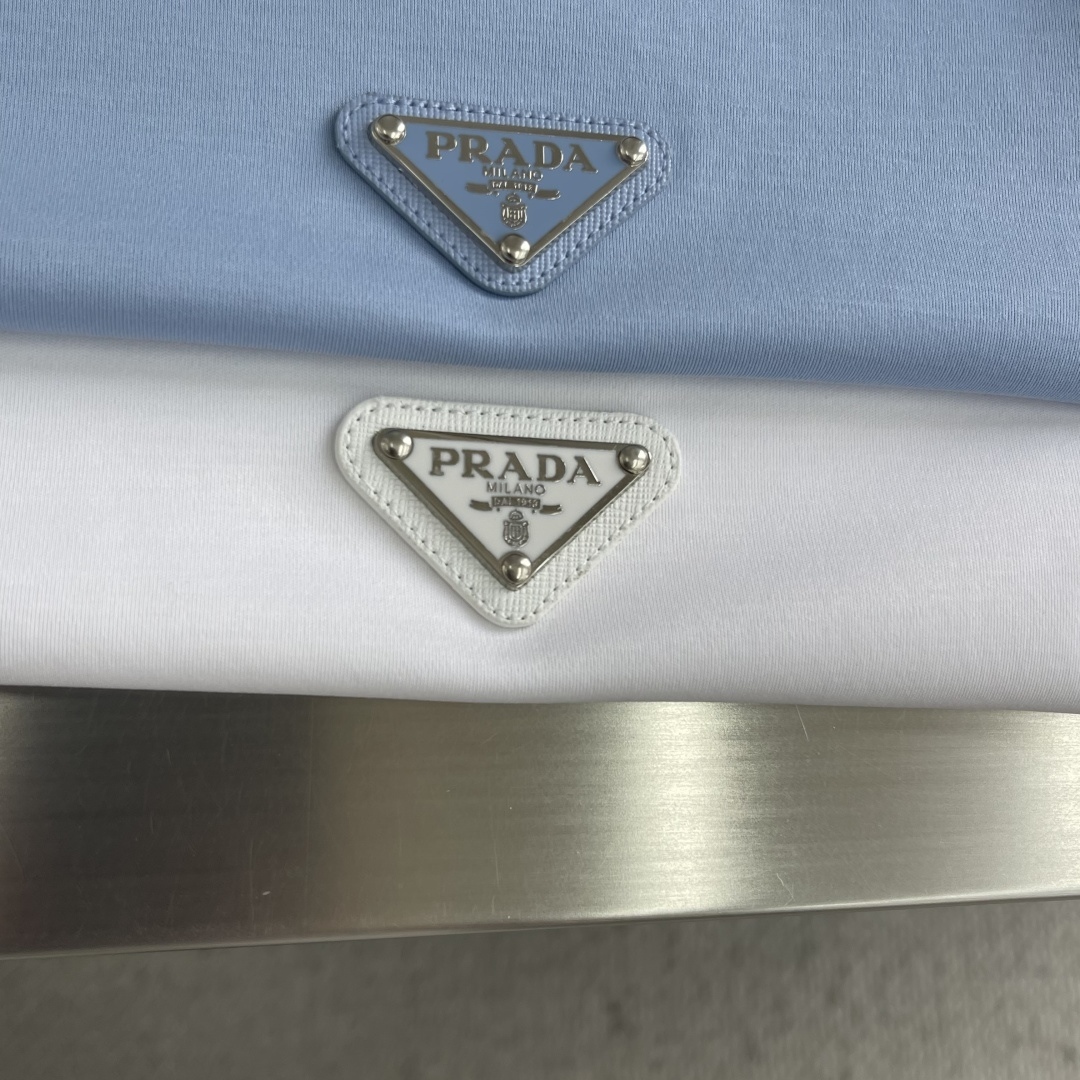 -PRAD 2026春夏新款圆领短袖 高端订制 简约设计！品牌logo重工艺设计 高端定制100支双面丝