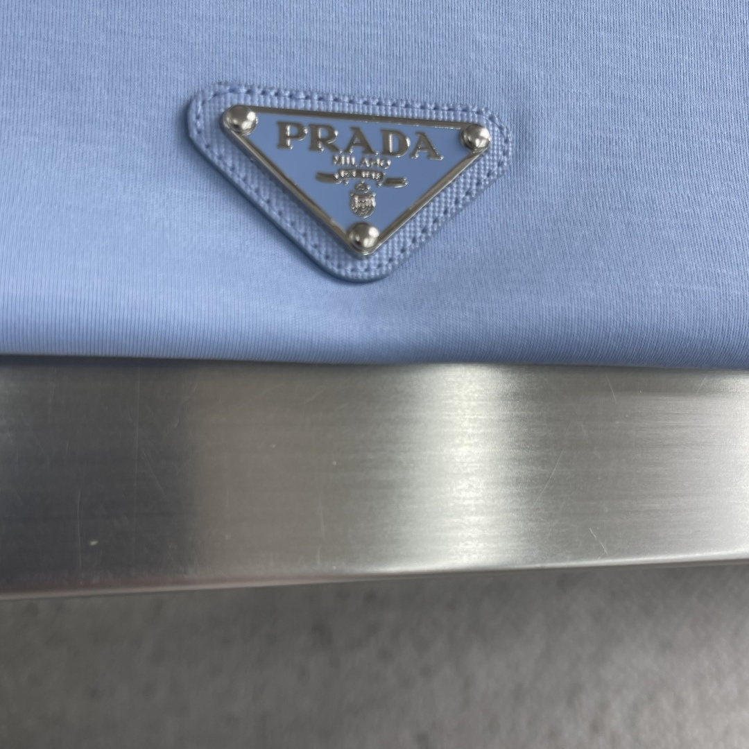 -PRAD 2026春夏新款圆领短袖 高端订制 简约设计！品牌logo重工艺设计 高端定制100支双面丝