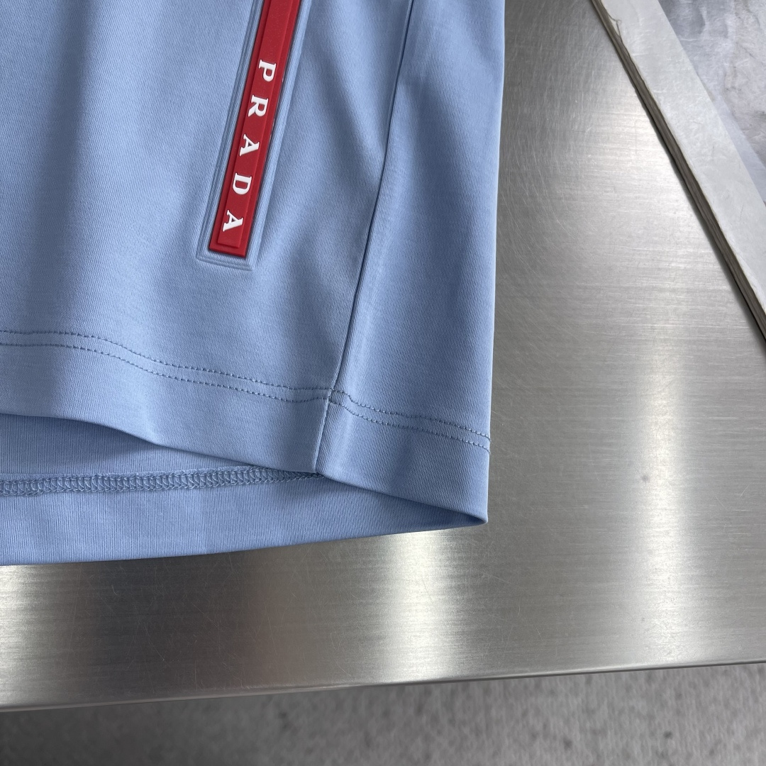 -PRAD 2026春夏新款圆领短袖 高端订制 简约设计！品牌logo重工艺设计 高端定制100支双面丝