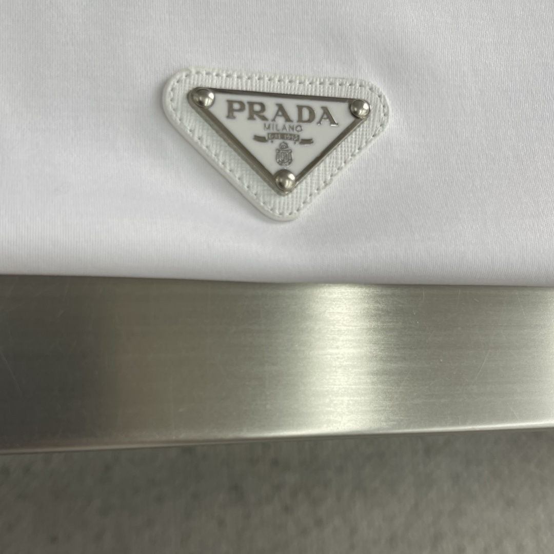 -PRAD 2026春夏新款圆领短袖 高端订制 简约设计！品牌logo重工艺设计 高端定制100支双面丝