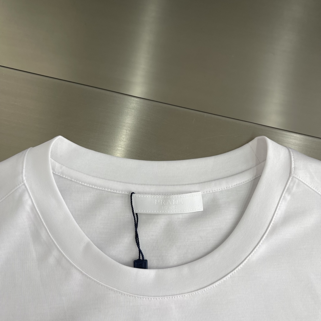 -PRAD 2026春夏新款圆领短袖 高端订制 简约设计！品牌logo重工艺设计 高端定制100支双面丝