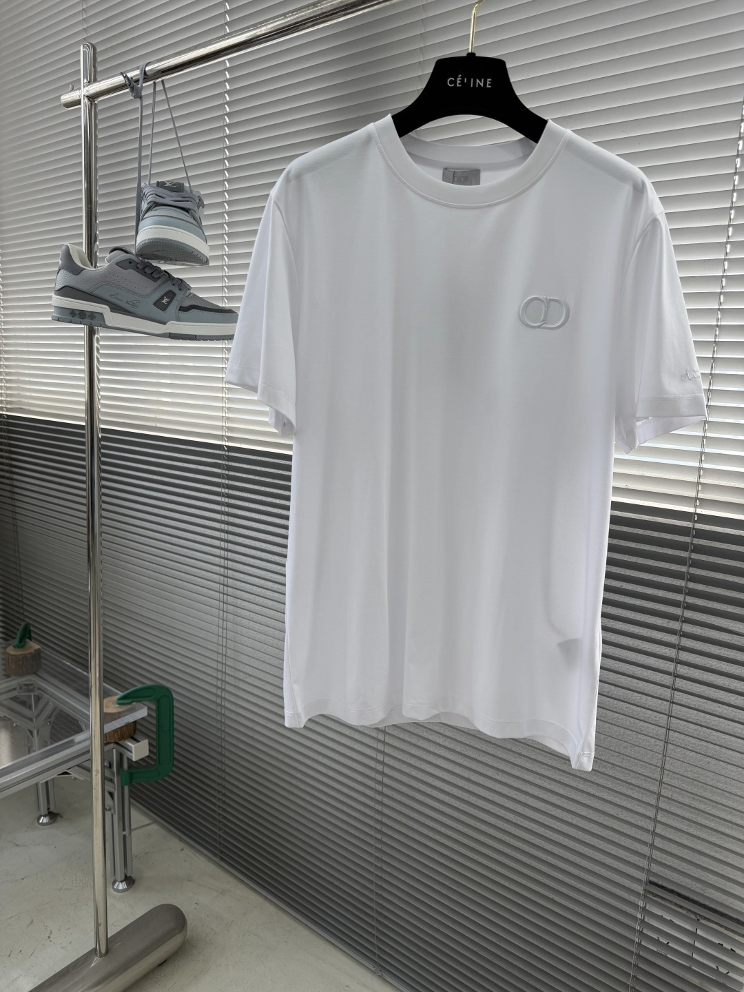 -Dio    基础款字母logo休闲圆领T。简约设计，高端订制。品牌logo绣花工艺，定制100支双面