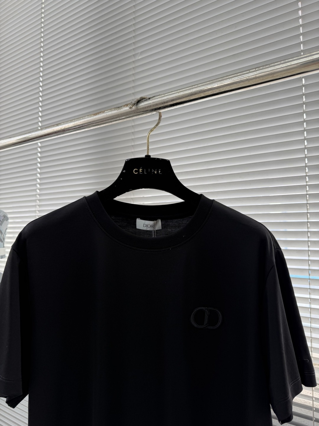 -Dio    基础款字母logo休闲圆领T。简约设计，高端订制。品牌logo绣花工艺，定制100支双面