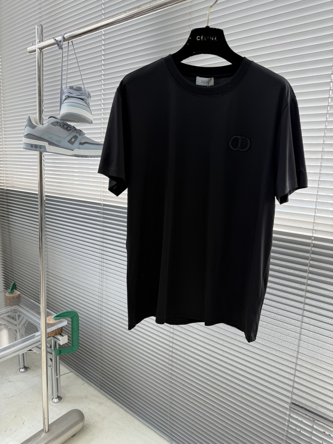 -Dio    基础款字母logo休闲圆领T。简约设计，高端订制。品牌logo绣花工艺，定制100支双面