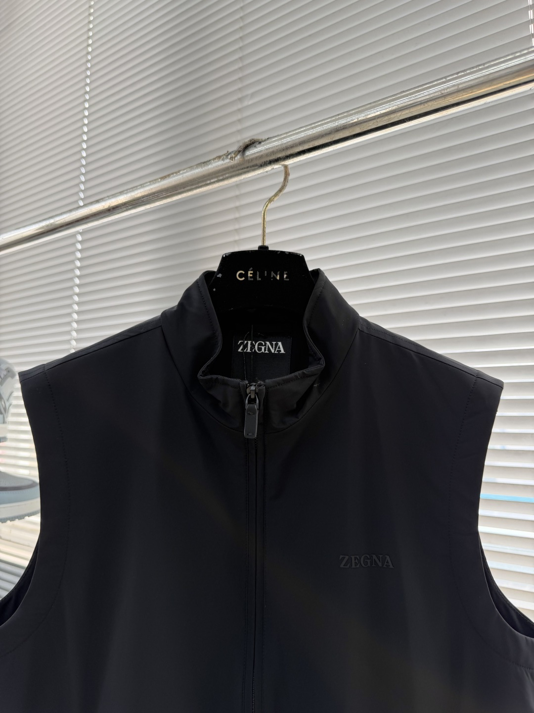 -Z zegn 新款立领马甲这款外套整体为休闲版型，无袖设计增添了搭配的多样性，衣身线条流畅，给予身体充
