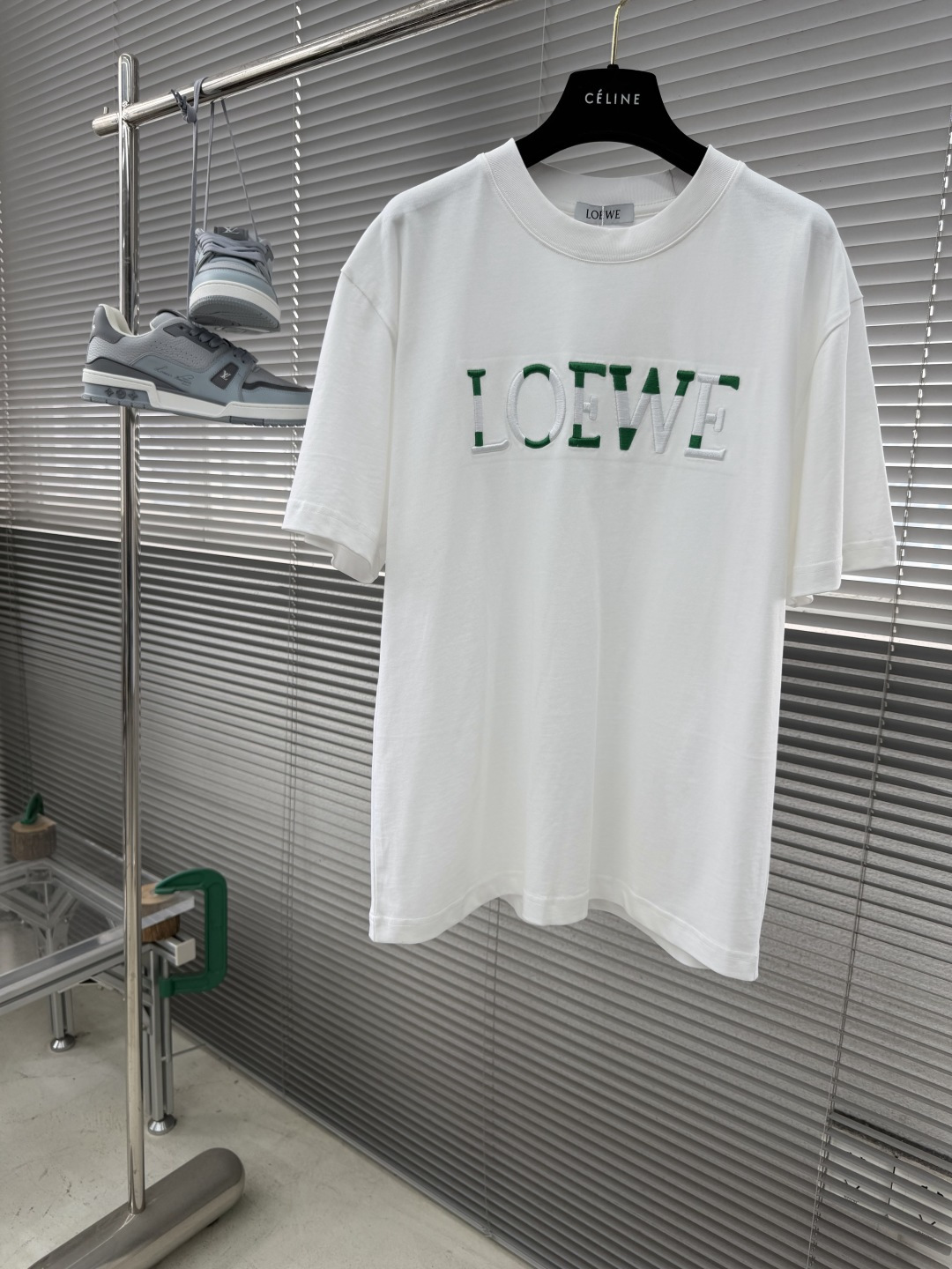 -LOEW 26春夏新款圆领T恤，男女同款。采用高品质棉料，柔软舒适，日常穿着超友好!正面绿色+白色品牌