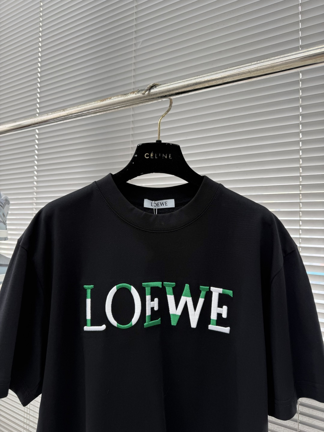 -LOEW 26春夏新款圆领T恤，男女同款。采用高品质棉料，柔软舒适，日常穿着超友好!正面绿色+白色品牌