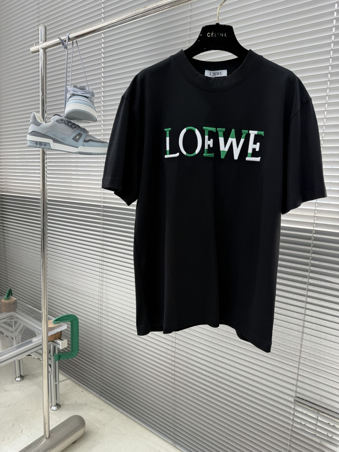 -LOEW 26春夏新款圆领T恤，男女同款。采用高品质棉料，柔软舒适，日常穿着超友好!正面绿色+白色品牌