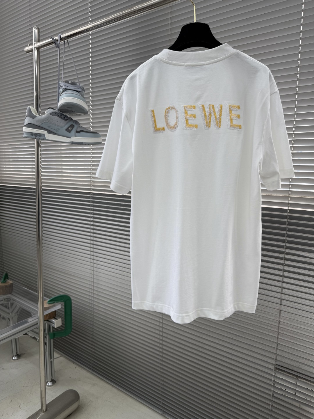 -LOEW 2026春夏短袖，以多金线字母刺绣为主调，巧妙融入刺绣字母l元素，打破传统短袖的单调感，彰显