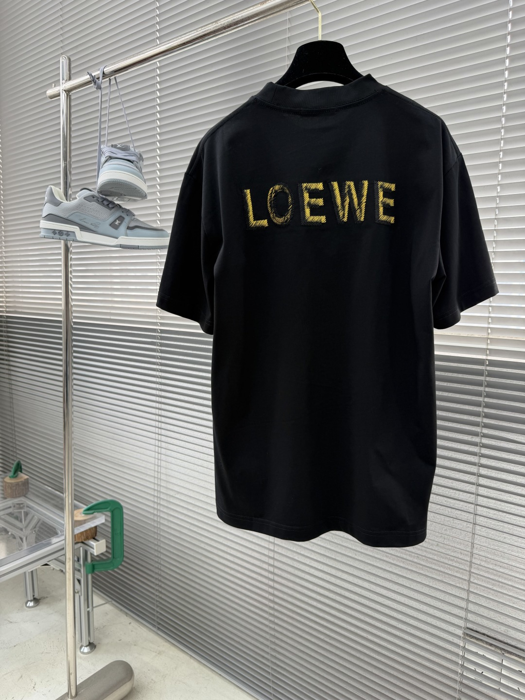 -LOEW 2026春夏短袖，以多金线字母刺绣为主调，巧妙融入刺绣字母l元素，打破传统短袖的单调感，彰显