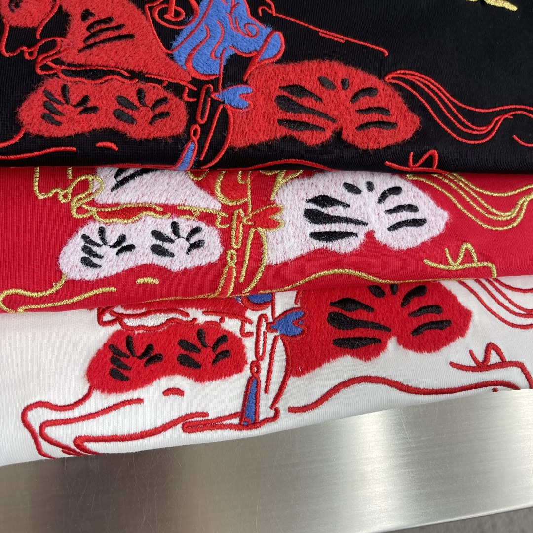 -BBR   26ss春夏新款战马刺绣T 恤衫，选用平织棉面料打造，呈现休闲版型。融入 Bur 马术骑士