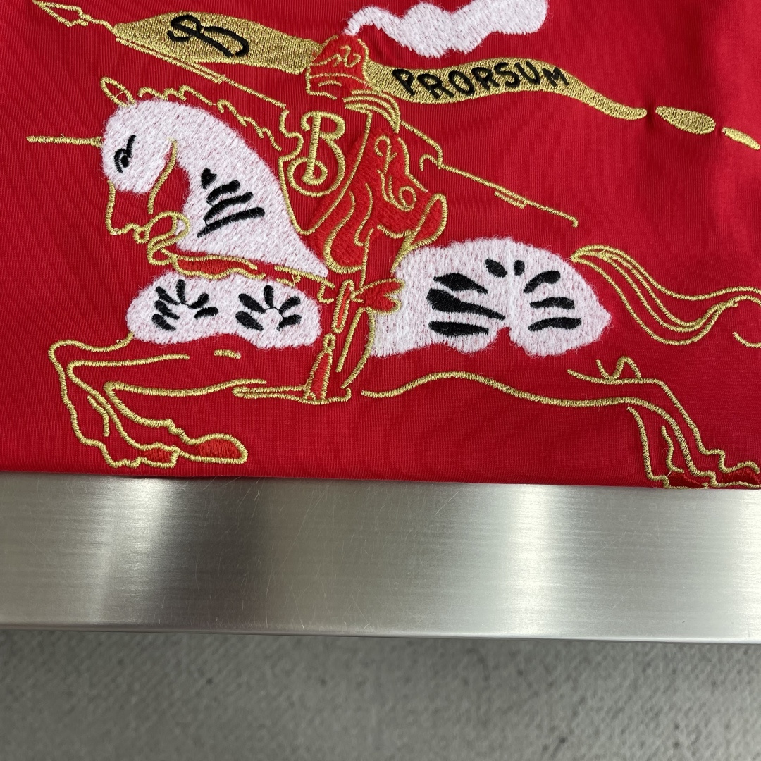 -BBR   26ss春夏新款战马刺绣T 恤衫，选用平织棉面料打造，呈现休闲版型。融入 Bur 马术骑士