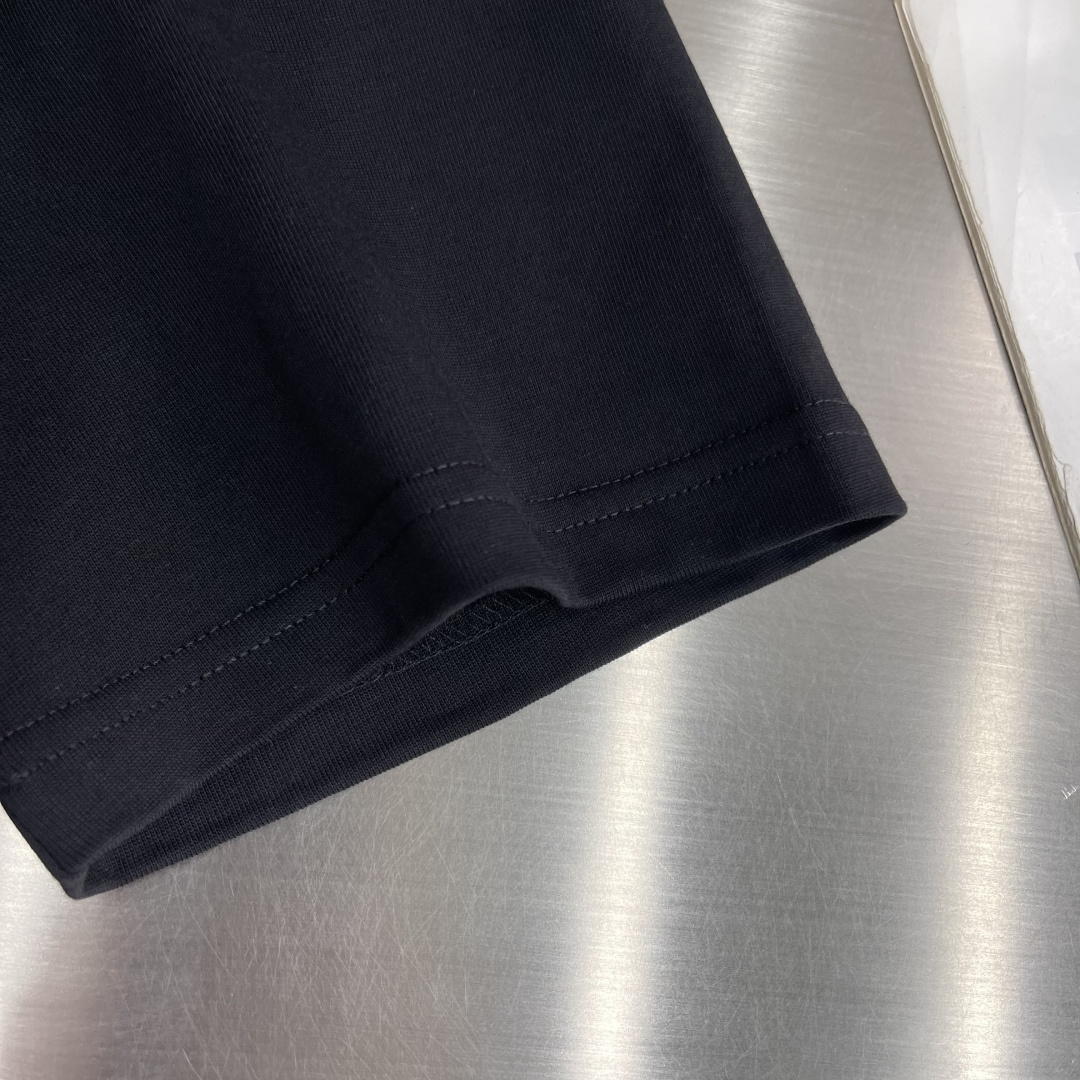 -Y-3 26春夏新品宽松版型短袖T恤，采用定制340g高克重棉面料，非常有质感。前后Logo标识呼应，