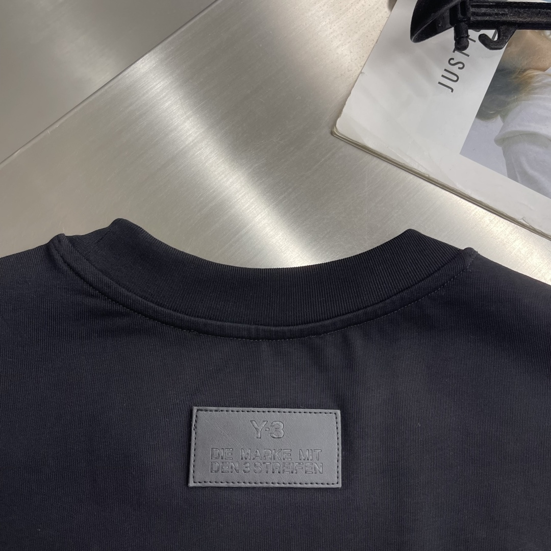 -Y-3 26春夏新品宽松版型短袖T恤，采用定制340g高克重棉面料，非常有质感。前后Logo标识呼应，