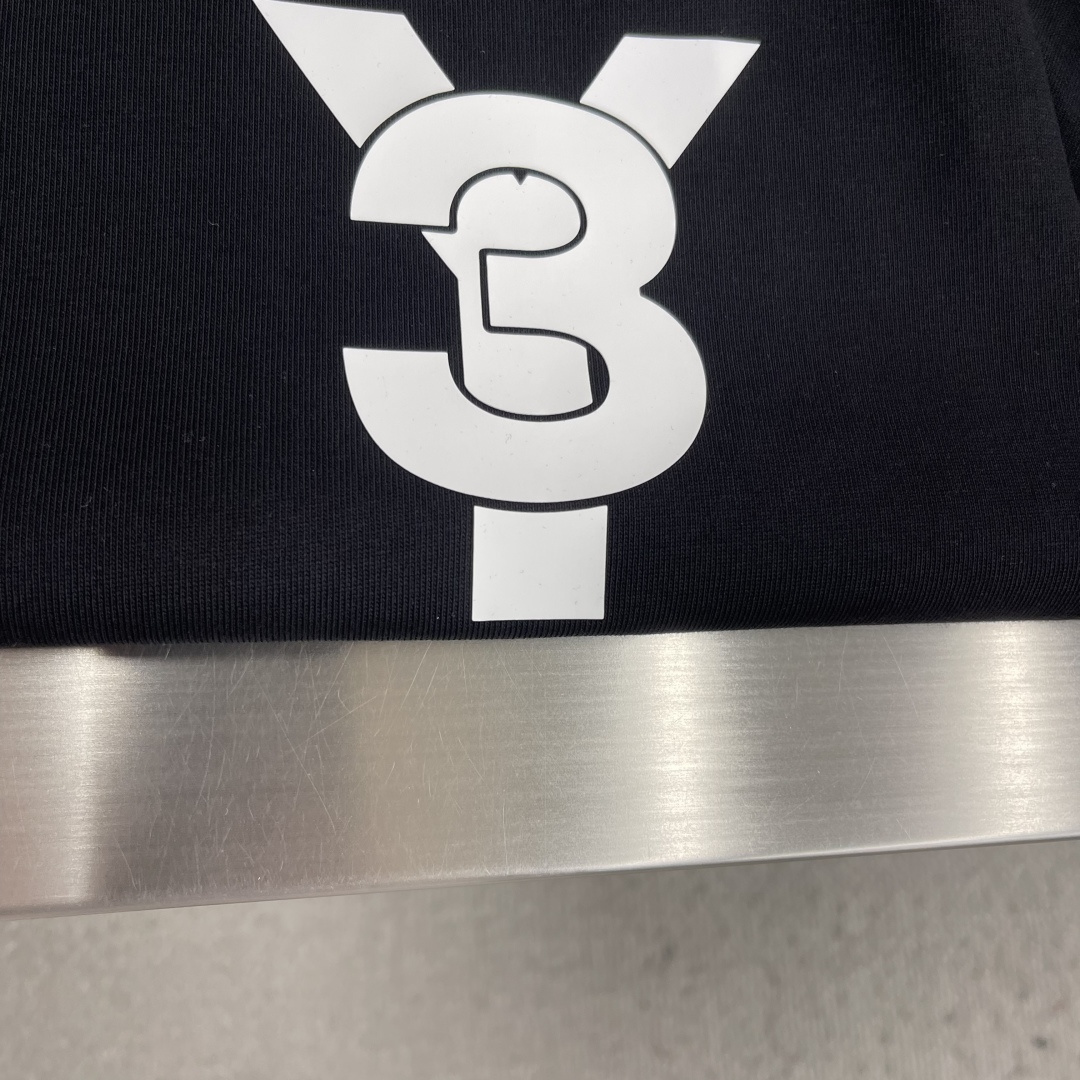 -Y-3 26春夏新品宽松版型短袖T恤，采用定制340g高克重棉面料，非常有质感。前后Logo标识呼应，