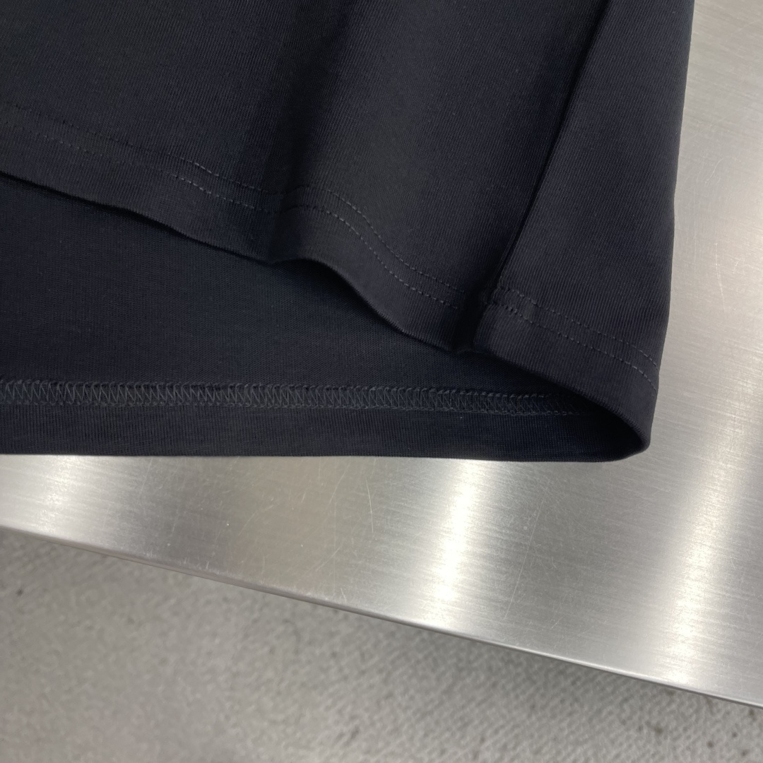 -Y-3 26春夏新品宽松版型短袖T恤，采用定制340g高克重棉面料，非常有质感。前后Logo标识呼应，