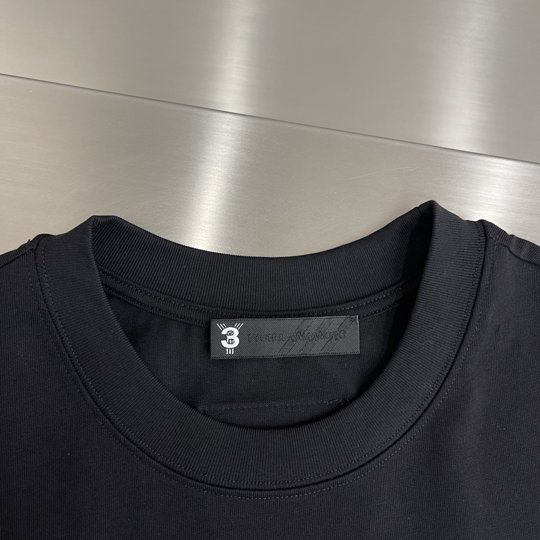-Y-3 26春夏新品宽松版型短袖T恤，采用定制340g高克重棉面料，非常有质感。前后Logo标识呼应，