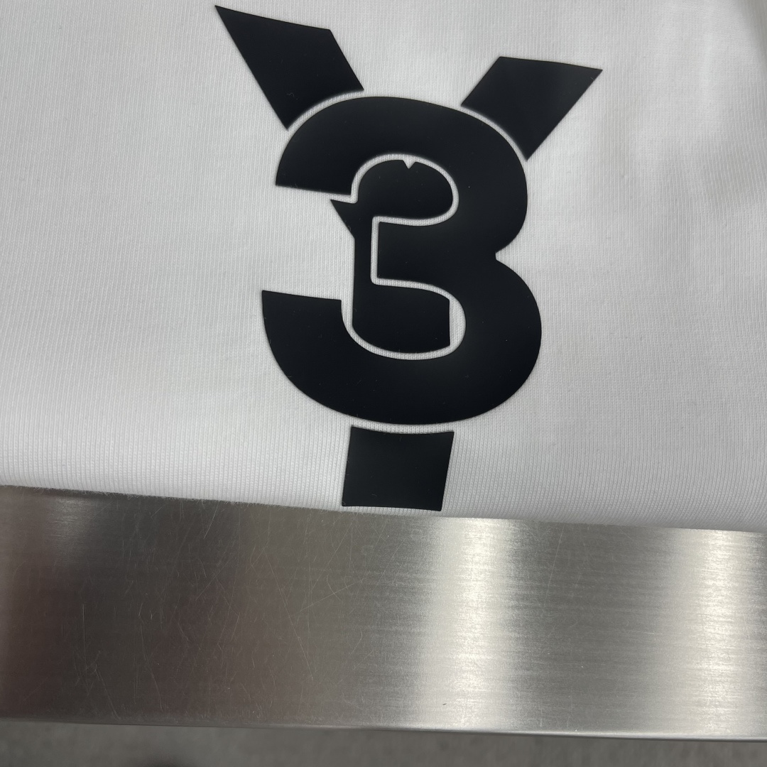 -Y-3 26春夏新品宽松版型短袖T恤，采用定制340g高克重棉面料，非常有质感。前后Logo标识呼应，