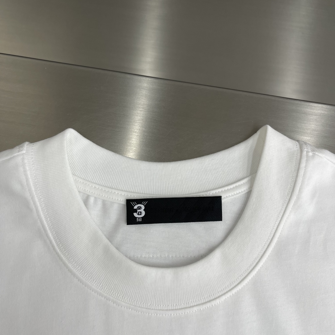 -Y-3 26春夏新品宽松版型短袖T恤，采用定制340g高克重棉面料，非常有质感。前后Logo标识呼应，