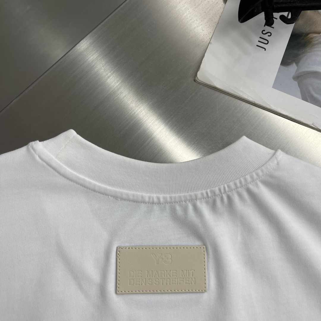 -Y-3 26春夏新品宽松版型短袖T恤，采用定制340g高克重棉面料，非常有质感。前后Logo标识呼应，