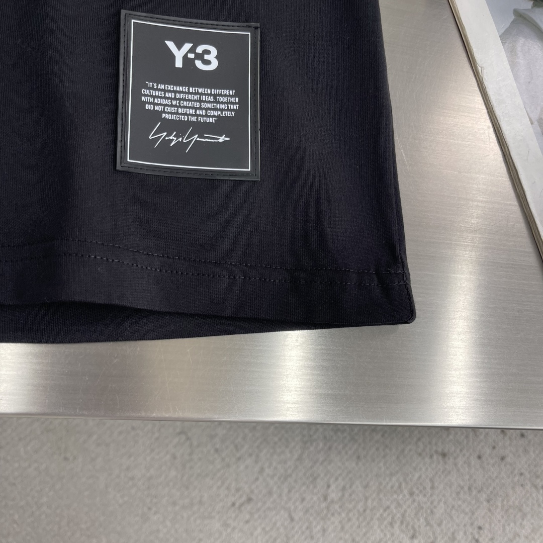-Y-3 Yamamoto山本耀司 春夏新款拼接短袖T经典三杠拼接设计新颖且极具辨识度，宽松版型个性立体