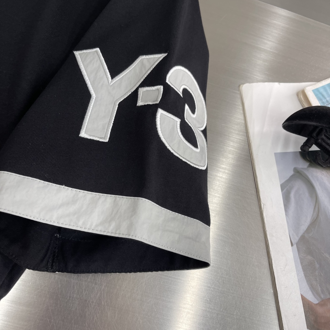 -Y-3 Yamamoto山本耀司 春夏新款拼接短袖T经典三杠拼接设计新颖且极具辨识度，宽松版型个性立体