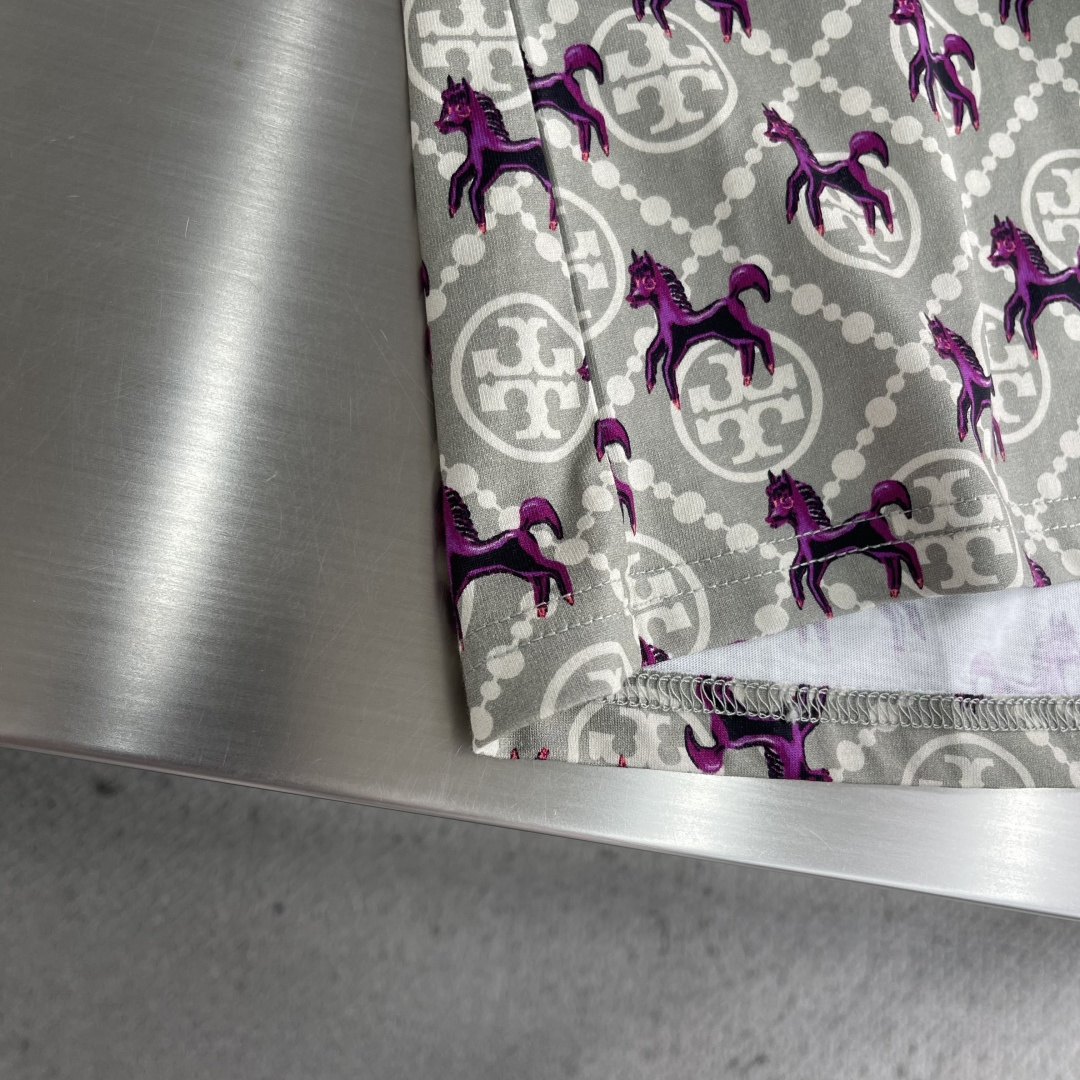 -TORY 26新款马年特别系列 T Monogram图案棉质印花短袖 女款。码数：S.M.L衣长 59