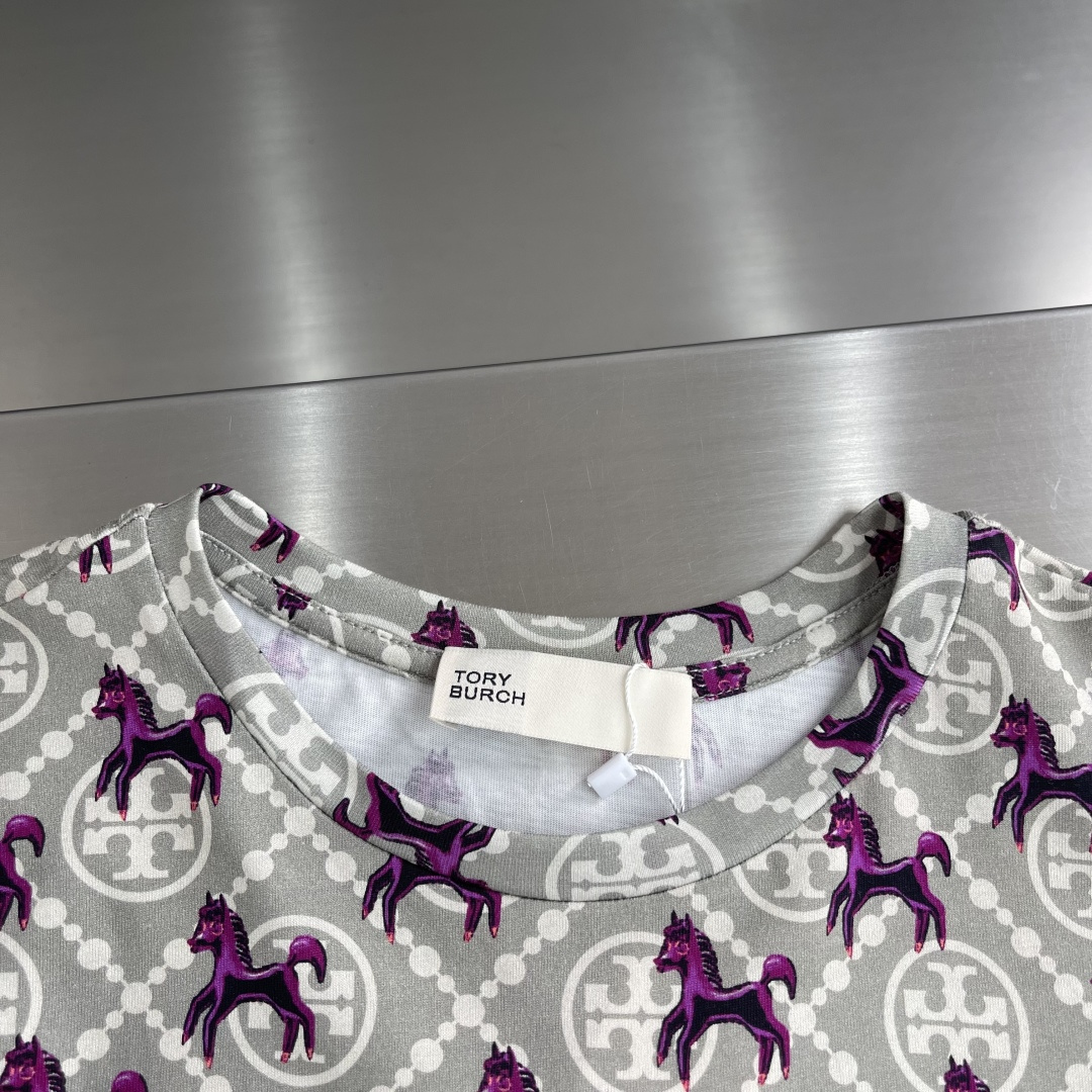 -TORY 26新款马年特别系列 T Monogram图案棉质印花短袖 女款。码数：S.M.L衣长 59