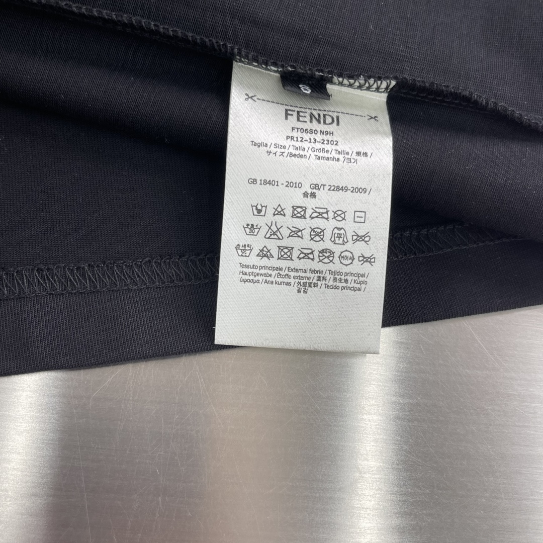 -FEND     2026春夏短袖，以多彩色贴布刺绣为主调，巧妙融入刺绣字母l元素，打破传统短袖的单调