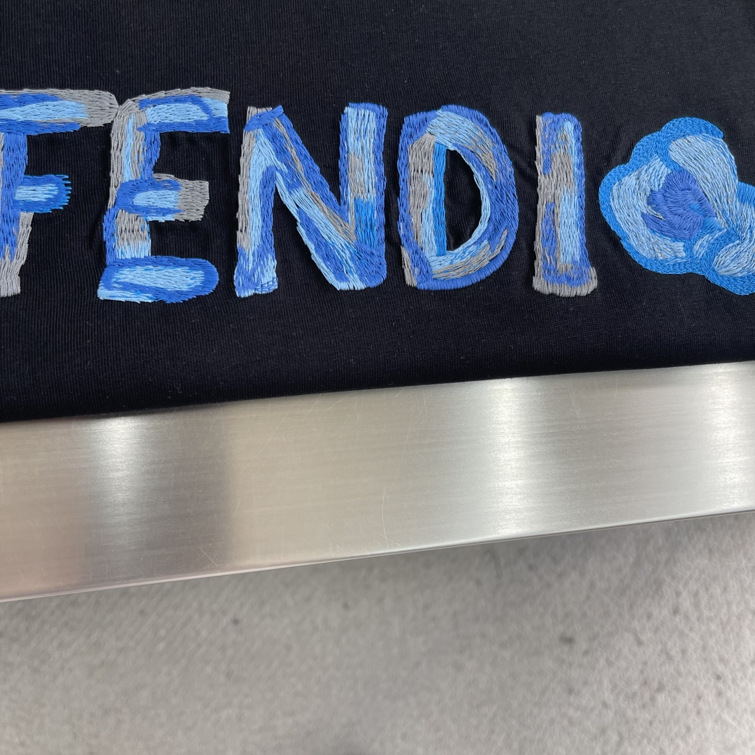 -FEND     2026春夏短袖，以多彩色贴布刺绣为主调，巧妙融入刺绣字母l元素，打破传统短袖的单调