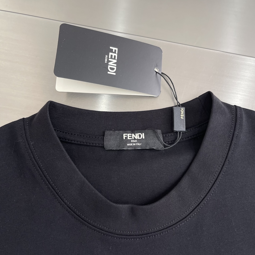 -FEND     2026春夏短袖，以多彩色贴布刺绣为主调，巧妙融入刺绣字母l元素，打破传统短袖的单调