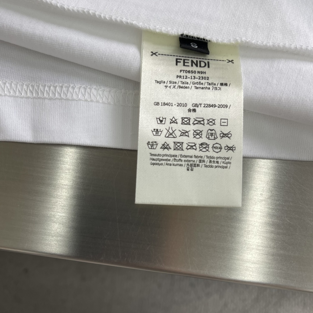 -FEND     2026春夏短袖，以多彩色贴布刺绣为主调，巧妙融入刺绣字母l元素，打破传统短袖的单调