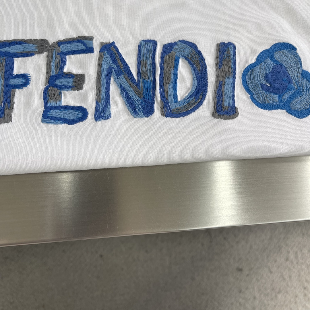 -FEND     2026春夏短袖，以多彩色贴布刺绣为主调，巧妙融入刺绣字母l元素，打破传统短袖的单调