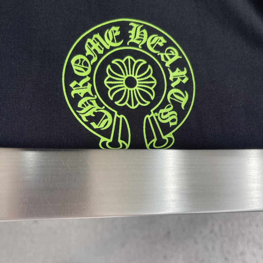 -CH 克罗心    新品马蹄铁印花短袖.男女同款.黑色+白色两色可选，双面马蹄铁Logo超有辨识度，荧