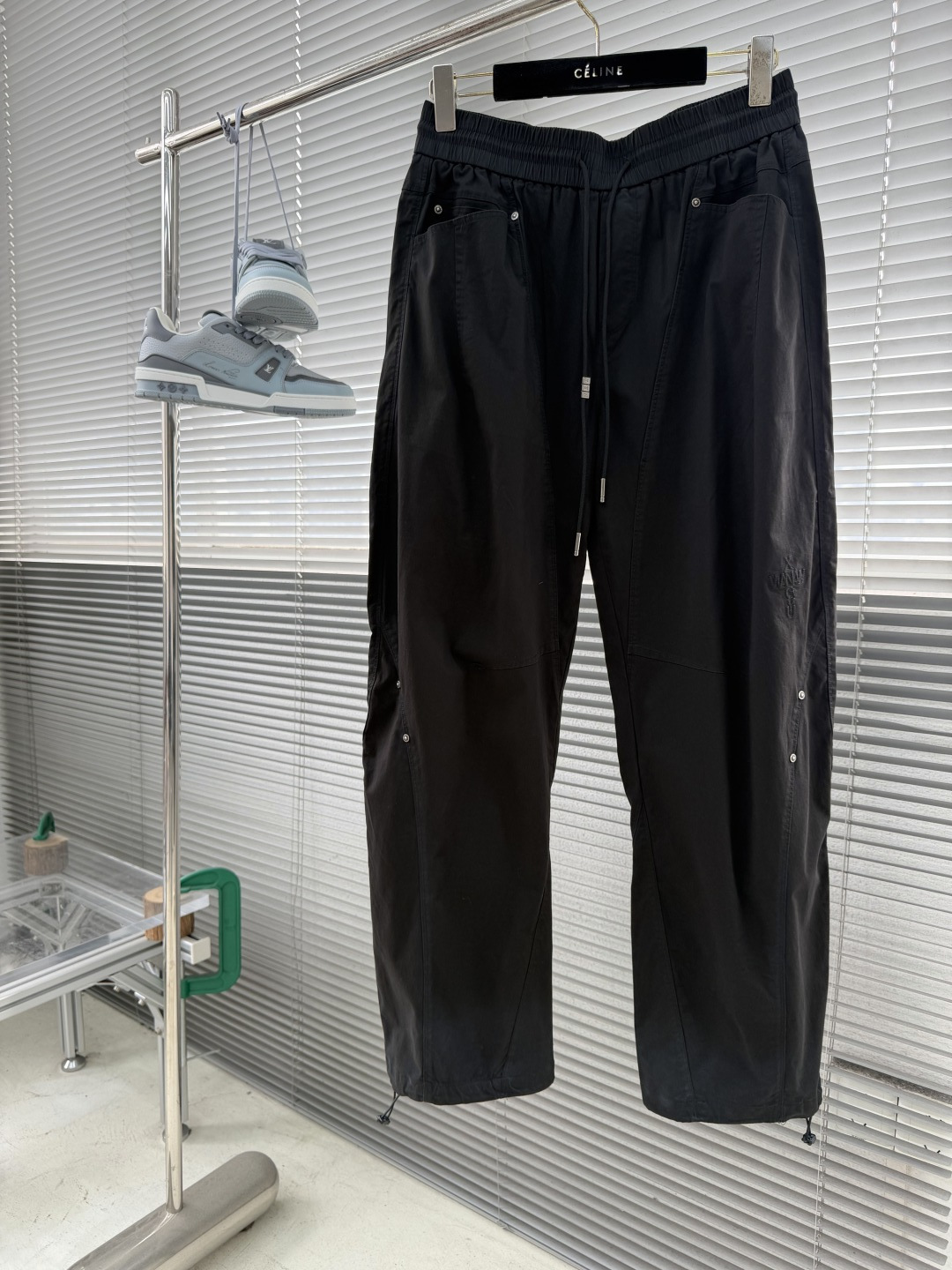 -Wang 大王 26年新款弯刀裤，粗斜纹洗水棉布 全衣重洗水 砂洗 洗后面料更柔软亲肤，裤脚侧向饰有 