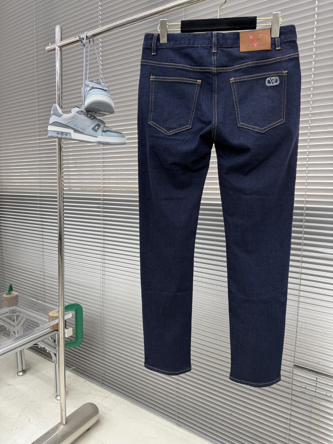 -VITN 26春夏爆款新品 纯正的湛蓝色系！经典原色系不退色牛仔长裤。柔软亲肤面料 重工定位洗水 奢华