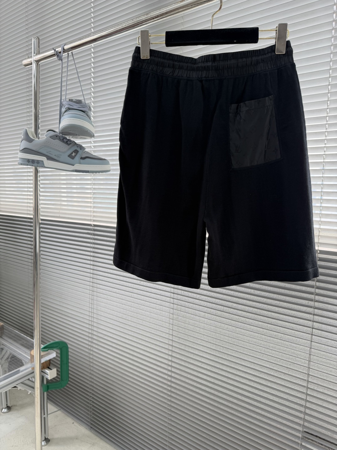 -驴牌 26ss新款短裤取材素雅棉质针织，以莹泽 Monogram 锦纶嵌饰点亮口袋贴袋形饰片。可搭配同