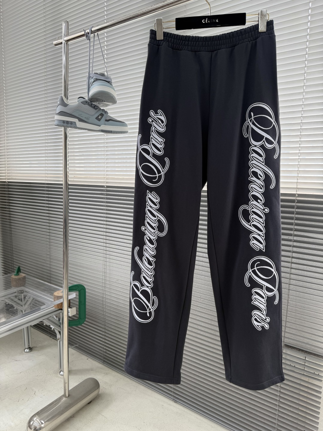 -Balenciag cursive 刺绣长裤 定制重磅云柔棉 质感卓越 舒适贴肤 以复古而奢华的炭墨洗